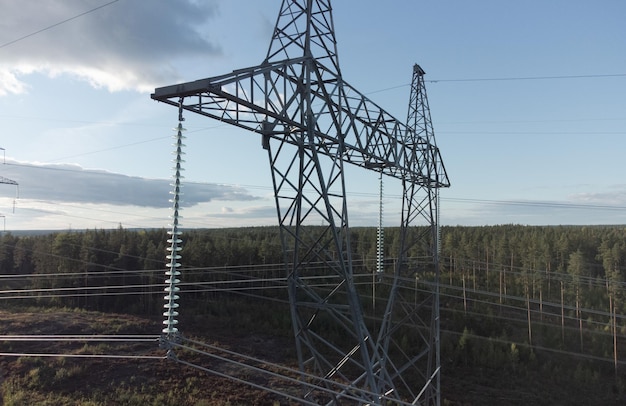 Pijler van een hoogspanningslijn Drone-weergave Het onderwerp elektrificatie en levering van elektriciteit