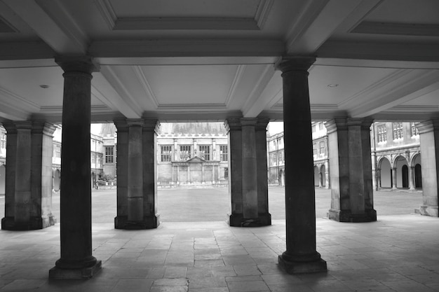 Foto pijlers van het collegegebouw