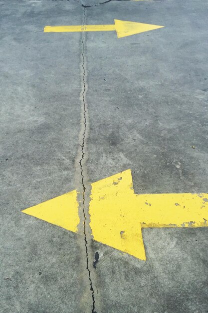 Foto pijltekens op asfalt