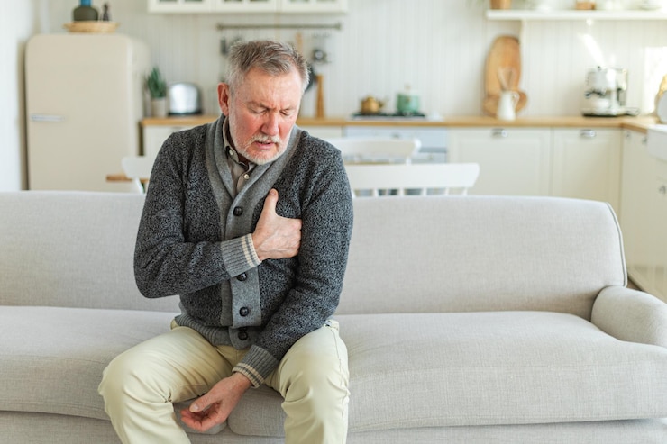 Foto pijn bij een hartaanval ongelukkige oudere man van middelbare leeftijd die lijdt aan pijn in de borst hartaanval gezondheidsproblemen thuis volwassen oude oudere grootvader die de borst raakt die een infarct heeft