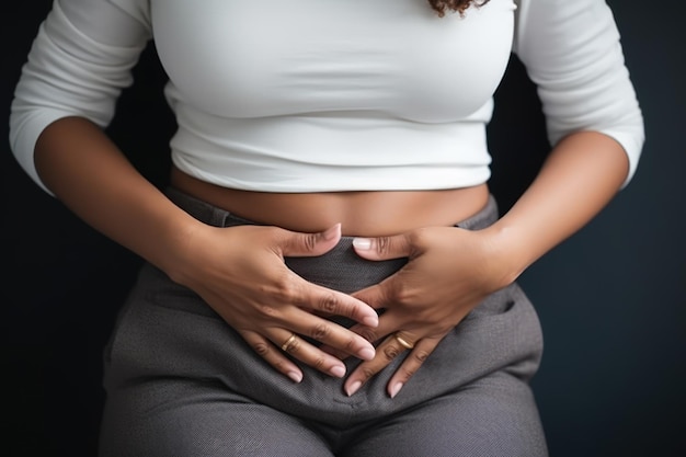 Pijn van krampen in de onderbuik vrouw handen op maagpijn tijdens menstruatie generatieve ai