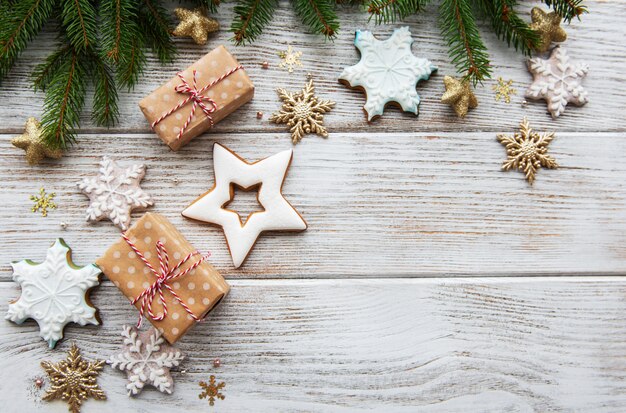 Pijnboom, geschenkdozen en koekjes