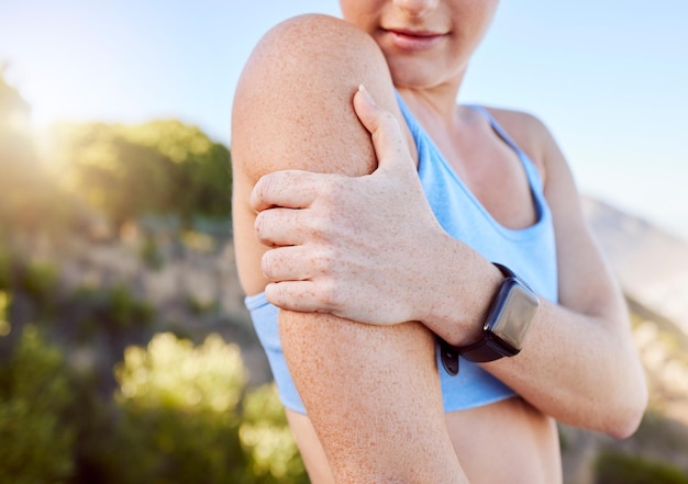 Pijnloper en vrouw met een armblessure of noodgeval na het hardlopen van fitness en cardiotraining buitenshuis Ongeval EHBO kneuzing en gewond meisje met pijnlijke spierpijn of slechte ontsteking