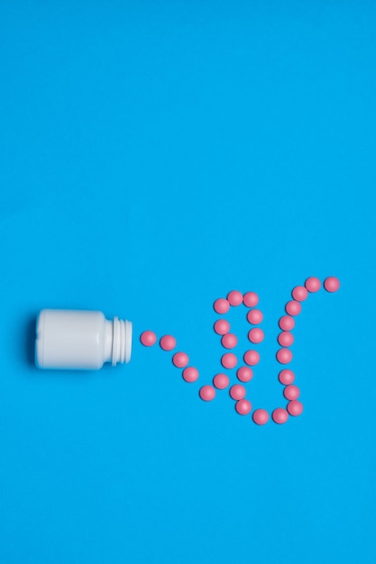 Pijnstiller vitaminen capsules geneeskunde blauwe achtergrond