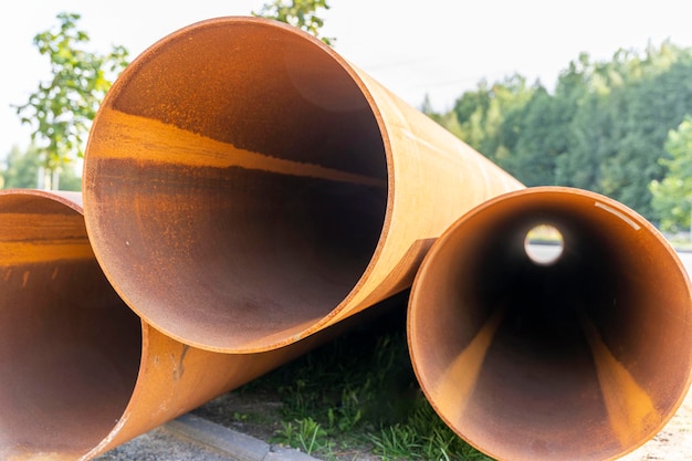 Pijpen met grote diameter Grote roestige metalen pijpen