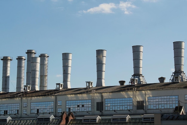 Pijpen van thermische elektrische centrale op een stad. Industriezone in de stad. Produceren van elektrische energiecon