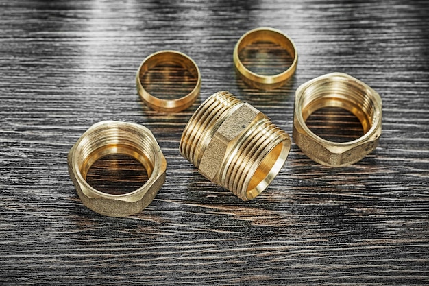 Pijpverbindingen op vintage houten plank