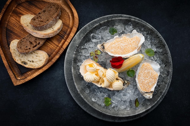 Caviale di luccio su un piatto con burro e crostini di pane