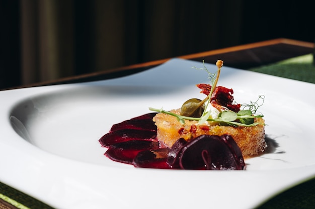 Photo pike tartar with beet on white plate