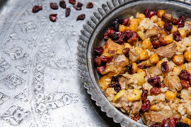 Pilaf bowl Traditionele Midden-Oosten keuken gemaakt van rijst, rundvlees, kruiden en groenten