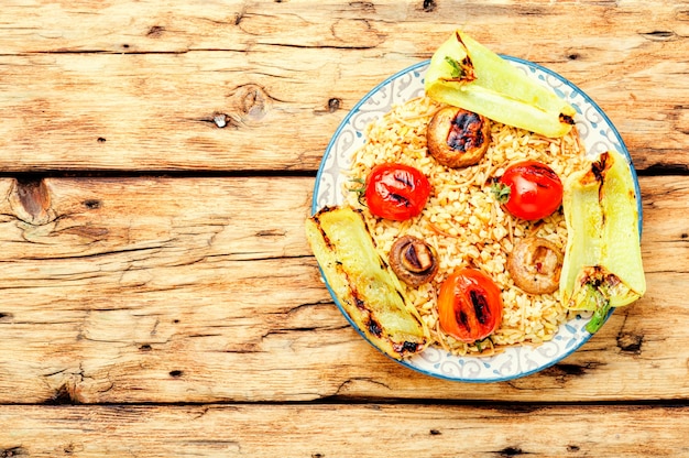 オリエンタル料理のピラフ。野菜のグリルを添えたトルコのピラフ。東のピラフ