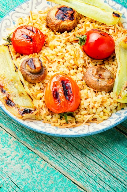 Pilaf, een gerecht uit de oosterse keuken.Turkse pilaf met gegrilde groenten