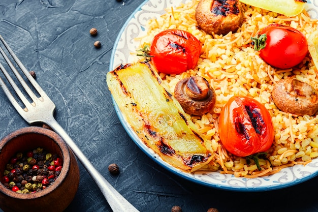 Pilaf, gerecht uit de oosterse keuken. Turkse pilaf met gegrilde groenten. Pilaw in het oosten