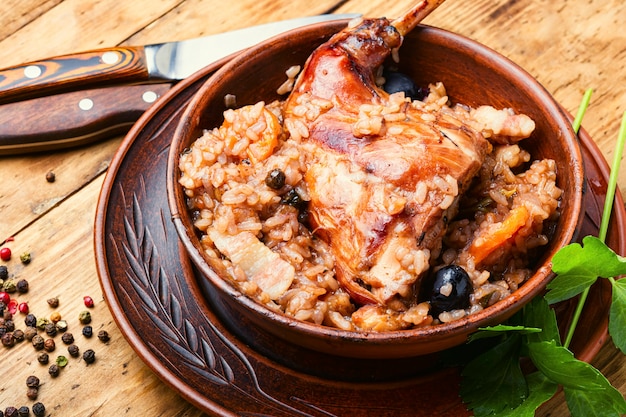 Pilaf met gestoofd konijn. Risotto met haas. Italiaanse keuken.