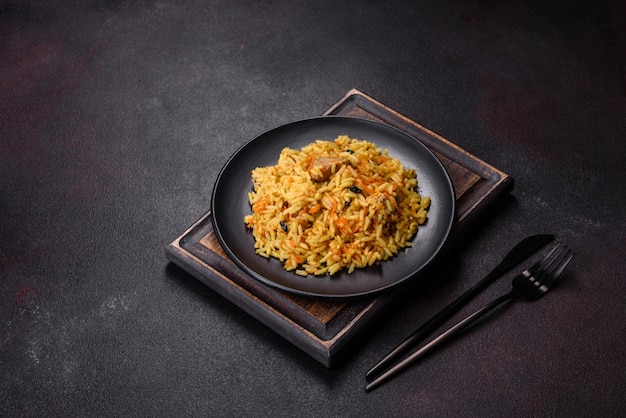 Pilaf met kip Traditioneel oosters warm gerecht van gekookte rijst, kippenvlees, groenten en kruiden in een bord