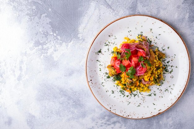 Pilaf met vleestomaten en uien Oezbeeks eten met kopieerruimte Bovenaanzicht