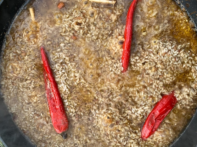 Pilaf of plov in Cauldron close-up Barbecue Proces van het koken van traditionele oosterse pilaf