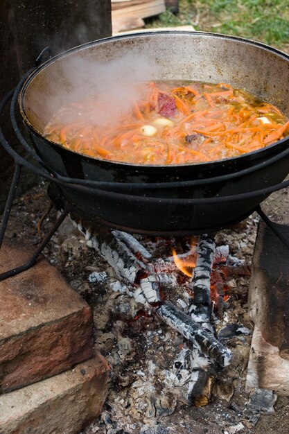 Pilaf op vuur koken