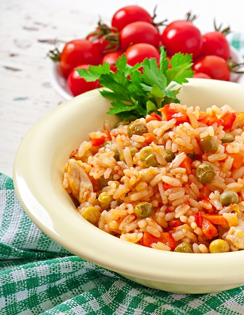 Foto pilaf con pollo, carota e piselli