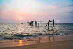 Photo pilai beach is the sunset viewpoint with bridge wreck where locates in phang nga thailand