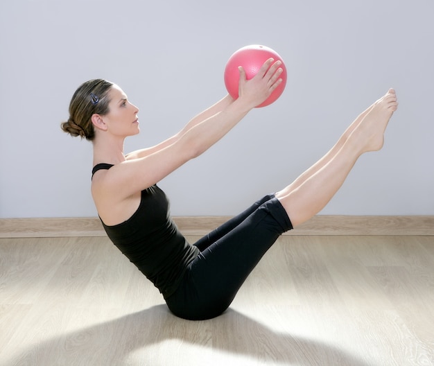 Foto pilates vrouw stabiliteit bal sportschool fitness yoga