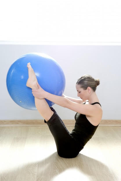 Foto yoga di forma fisica della palestra della palla di stabilità della donna di pilates