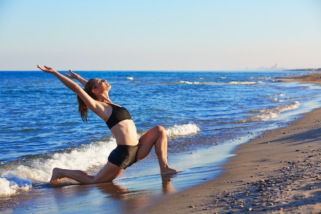 Pilates yoga workout oefening buiten op het strand