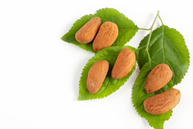 Photo a pile of almonds isolated on a white background