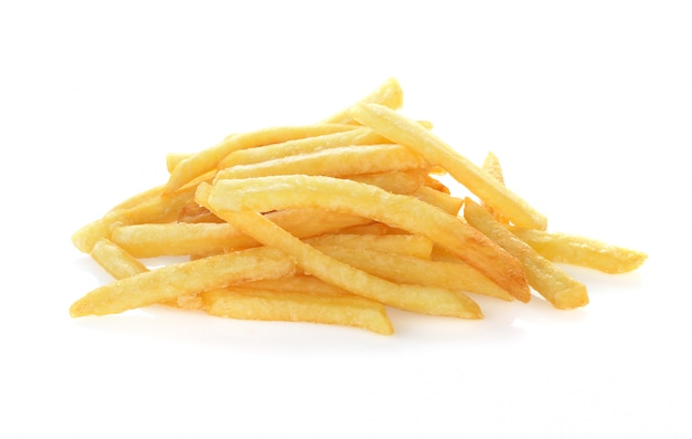 Mucchio di appetitose patatine fritte su uno sfondo bianco