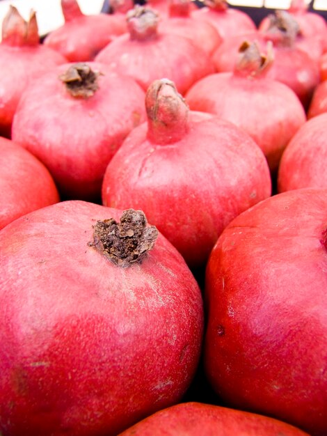 Photo a pile of beautiful pomegranates on a counter