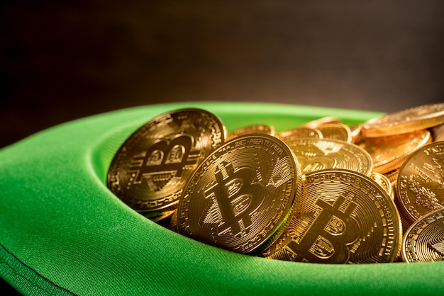 Pila di bitcoin all'interno del cappello verde il giorno di san patrizio