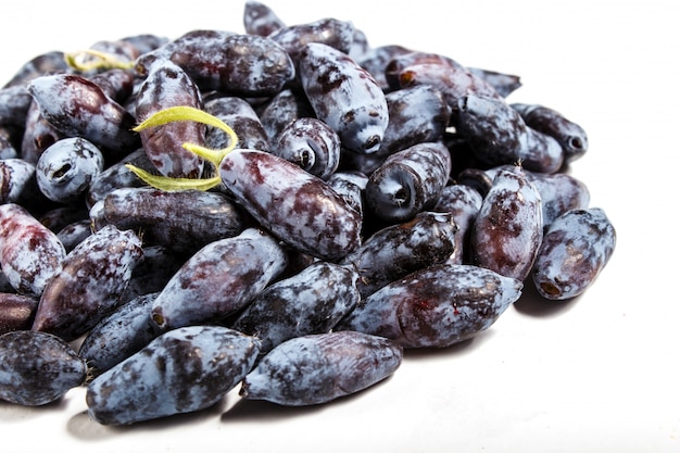 Foto mucchio di caprifoglio blu (lonicera caerulea) o bacca di haskap isolato