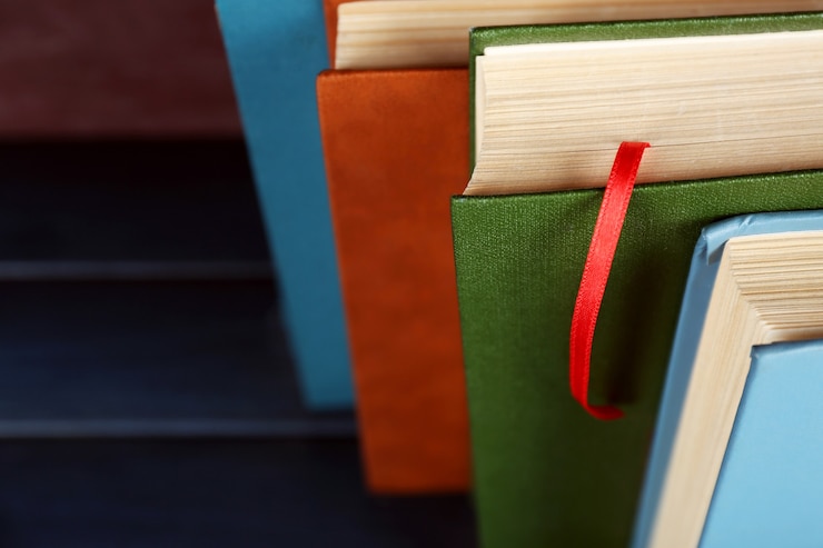Фотография куча книг, крупный план