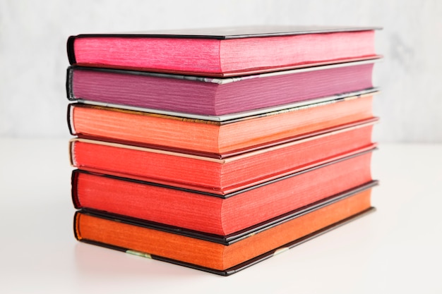 Foto mucchio di libri con la pila di colore sul tavolo bianco