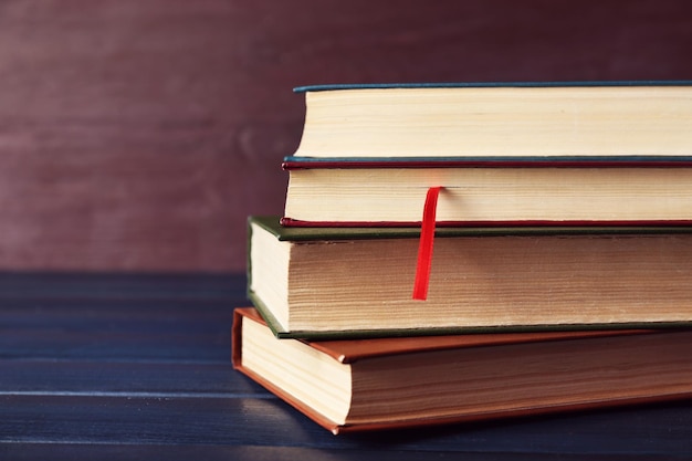 Photo pile of books on wooden background