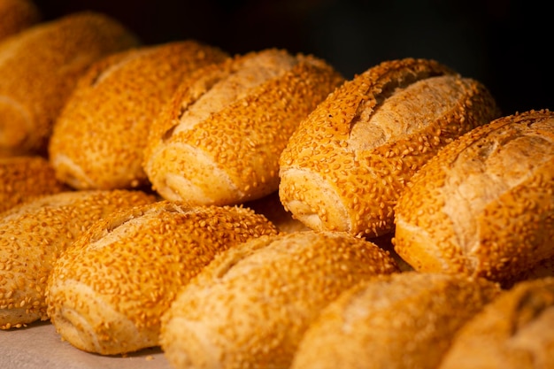 Foto una pila di pane con semi di sesamo sopra.