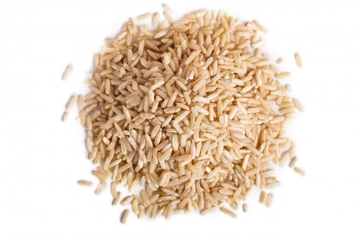 Photo pile of  brown rice isolated on white background. 