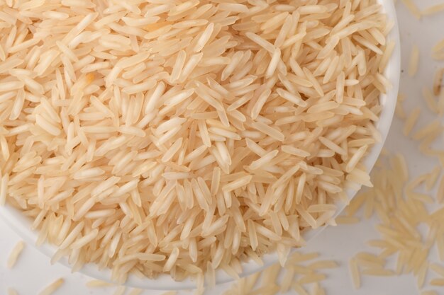 Foto mucchio di riso integrale su bianco