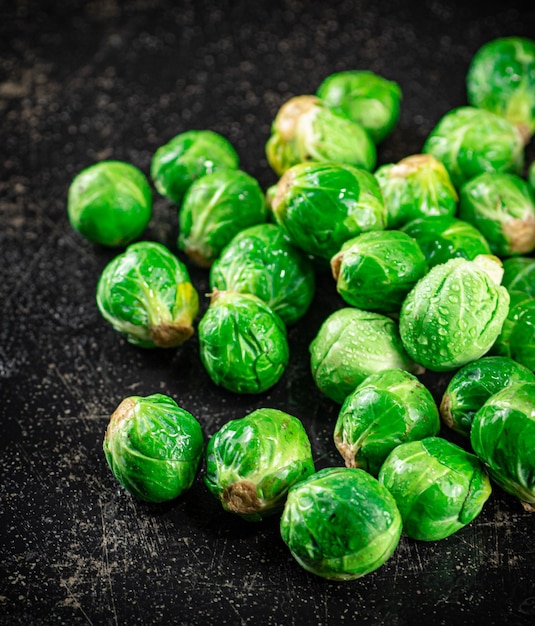 Photo a pile of brussels cabbage on the table