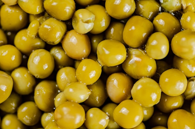 Photo a pile of canned green peas