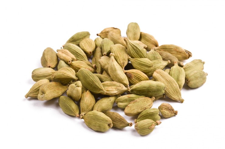 Photo pile of cardamom isolated close up