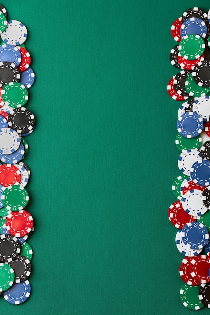 Foto pila di fiches da gioco del poker del casinò sul tavolo verde green