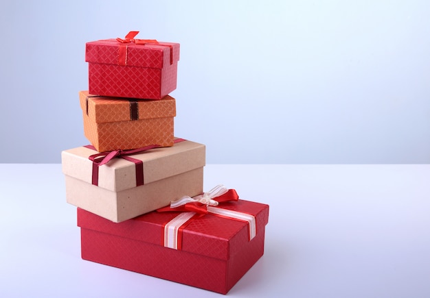 Copyspaceの美しい堅木張りの床にリボンでカラフルなラッピングでクリスマスプレゼントの山