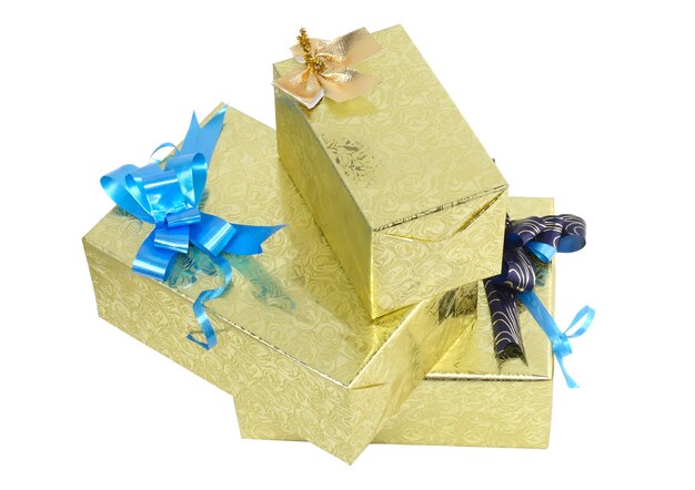 Foto pila di scatole regalo di natale e capodanno. isolato su sfondo bianco