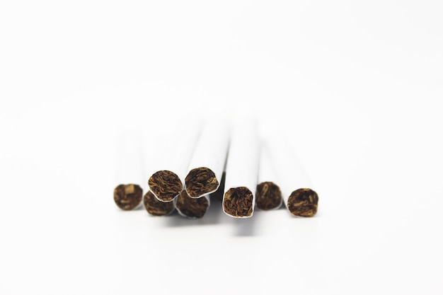 Photo a pile of cigarettes isolated on a white background