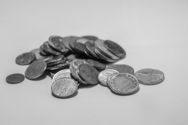 상단에 캐나다라는 단어가 있는 동전 더미.