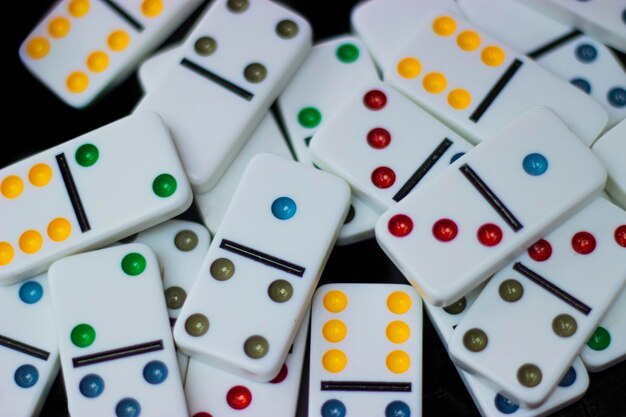 Foto un mucchio di domino colorati vicino al set di gioco