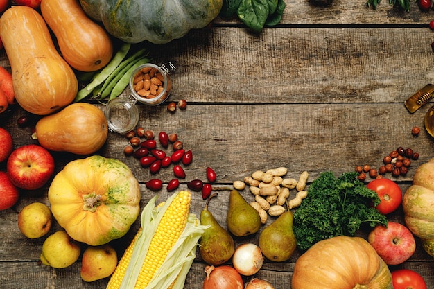 Pila di frutta e verdura colorate su sfondo di legno