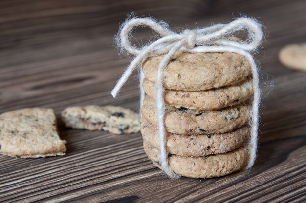 Mucchio di biscotti al cioccolato con filo