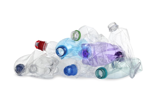 Foto mucchio di bottiglie stropicciate isolate su bianco riciclaggio di plastica